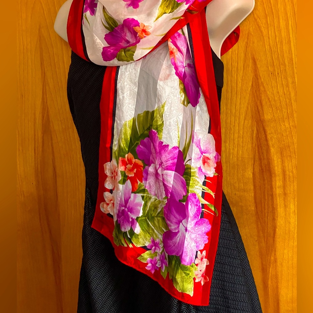 Lovely NWT Oscar de la Renta silk scarf,pink/purple floral,red/black boarder - Picture 2 of 10